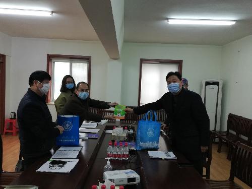 1583739728255062059.jpg 市科协向学会捐赠口罩、科普宣传册等防疫物资.jpg